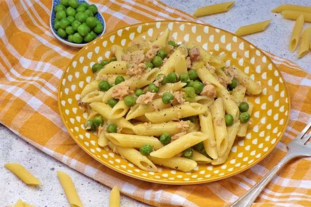 Pennetta con uova, piselli e pancetta