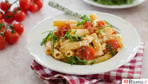 Pasta integrale con feta, pomodorini e rucola