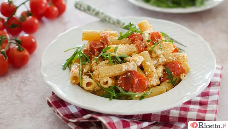 Pasta integrale con feta, pomodorini e rucola