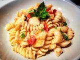 Pasta all’insalata crema di basilico, pomodorini, surimi e calamari