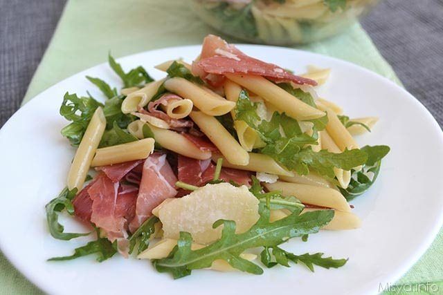 Pasta all’insalata pomodorini, , scaglie e rucola