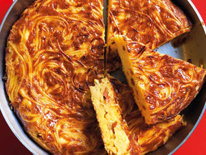 Pizza di maccheroni cotto e formaggio