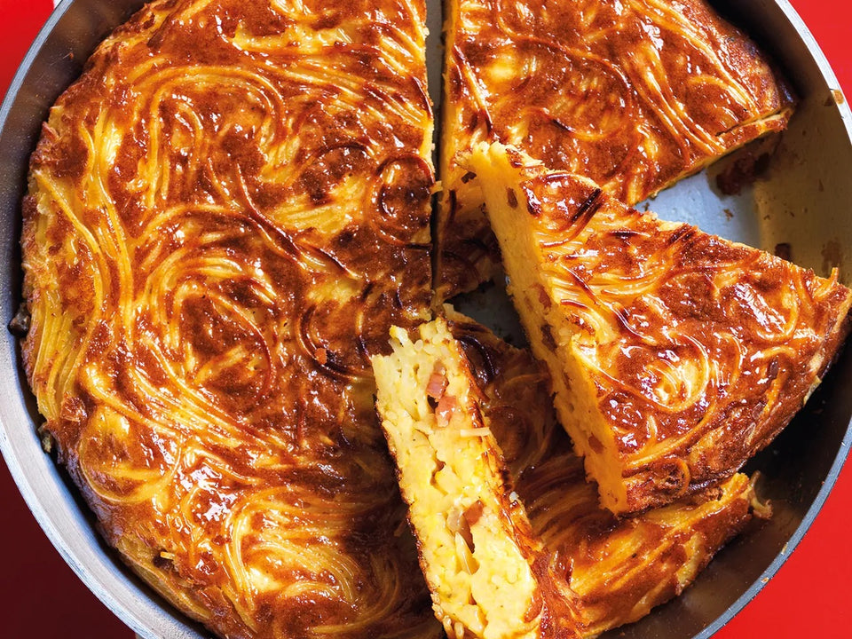 Pizza di maccheroni cotto e formaggio