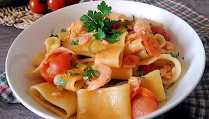 Mezzi paccheri gamberi, pomodorini e olive nere
