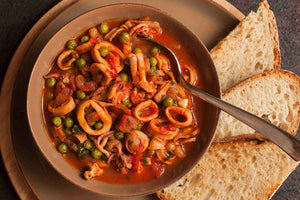 Calamari, piselli e pomodorini