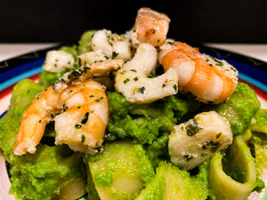 Calamarata con crema di piselli, gamberi e calamari