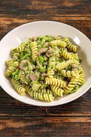 Fusilli con broccoli, panna e salsiccia