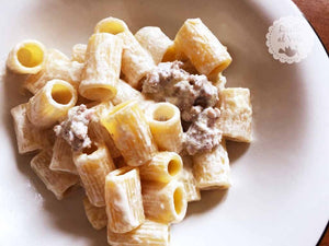 Rigatoni macchiati con salsiccia sbriciolata carne tritata e panna