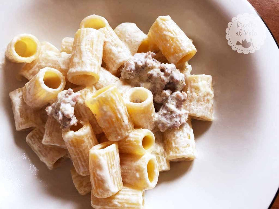 Rigatoni macchiati con salsiccia sbriciolata carne tritata e panna