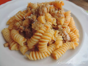 Fusilli con crema di zucca salsiccia e panna