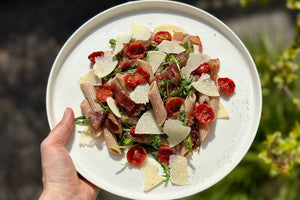pasta integrale all’’insalata con rugola pomodorini e scaglie