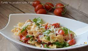 Farfalle all’insalata con scaglie rugola e pomodorini
