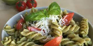 Pasta all’insalata con pesto e pomodorini