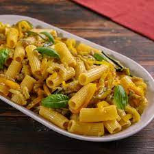 Pasta fredda all’ortolana peperoni melanzane e zucchine