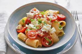 Rigatoni con feta e pomodorini