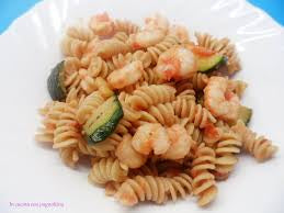 Pasta integrale con zucchine e gamberetti