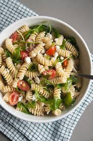 Pasta integrale, feta pomodori all’insalata e rucola