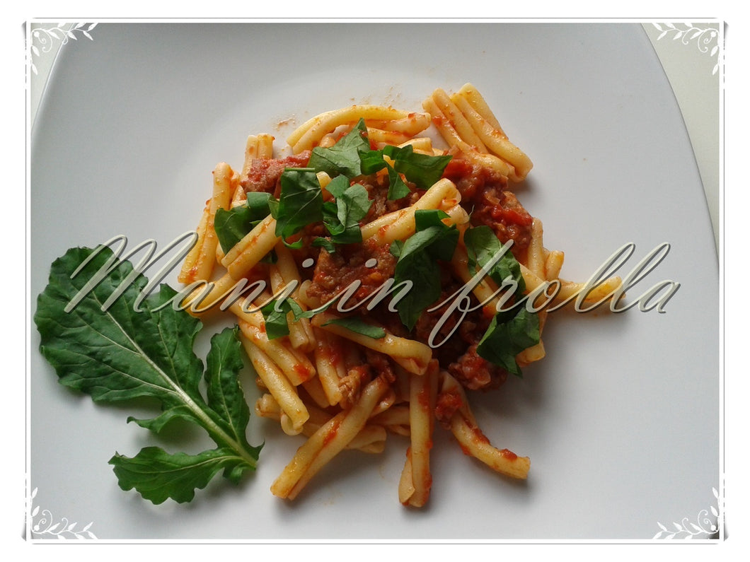 Pomodorino fresco con salsiccia sbriciolata e rucola