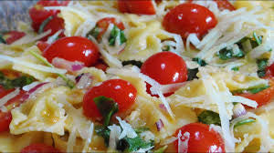 Pomodorino fresco con scaglie e rucola