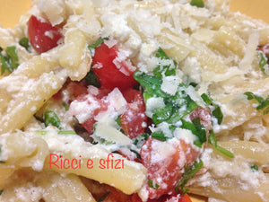 pomodoro fresco con scaglie e rucola