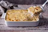 Parmigiana di patate con carne tritata, salsiccia sbriciolata e besciamella