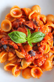 Orecchiette al pomodoro fresco con melanzane e provola