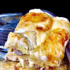 Parmigiana di patate con salsiccia sbriciolata , besciamella e mozzarella