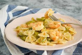 Farfalle con panna zucchine e gamberetti