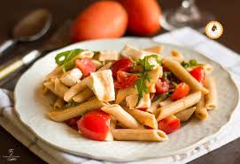 Pasta integrale con pomodoro fresco, scaglie e rucola