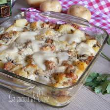 Focaccia di patate con besciamella, funghi Salsiccia e mozzarella