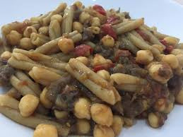 Pasta con crema di ceci con melanzane