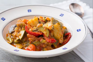 Ciambotta con patate, peperoni, zucchine e salsiccia sbriciolata