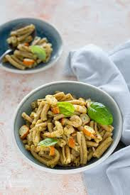 Pasta integrale all’insalata con pesto,surimi e gamberetti