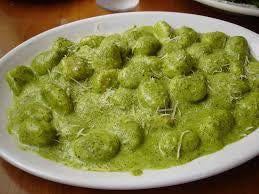 Gnocchi con panna e pesto