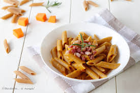 Pasta integrale fredda con vellutata di zucca e speck tostato