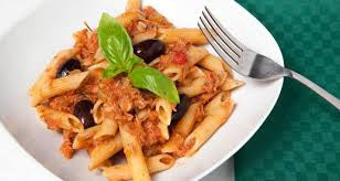 Pennette al pomodoro fresco con tonno e olive nere