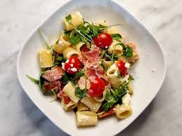 Pasta integrale con speck, pomodorini rossi,rucola e scaglie