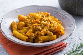Pasta all’insalata con crema di zucca e salsiccia sbriciolata