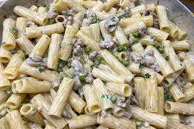 Fusilli con panna,funghi,salsiccia,e piselli