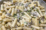 Fusilli con panna,funghi,salsiccia,e piselli