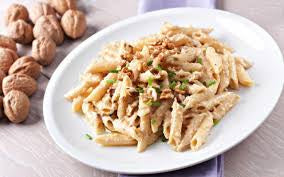 Pasta con paté di noci e speck tostato