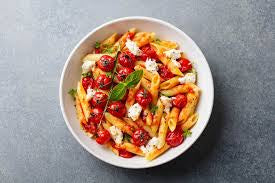 Pasta all’ insalata con pomodorini rossi,fior di latte e basilico