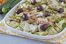 Carpaccio di zucchine grigliate con olive nere,capperi,alici salate,tonno e scaglie di formaggio