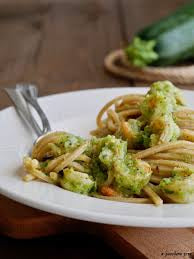 Pasta integrale con zucchine lesse gamberetti rucola, e buccia di limone