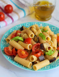 Pasta all’insalata con melanzane sale e pepe pomodorini rossi e provola