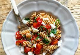 Pasta integrale con pomodorini rossi,feta e rucola