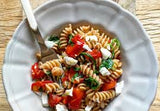 Pasta integrale con pomodorini rossi,feta e rucola
