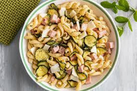 Pasta all’insalata con mortadella, formaggio filato e zucchine a scapece