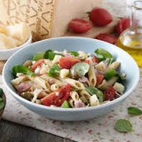Pasta fredda con cotto formaggio olive verdi, pomodori all’insalata e mais