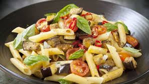 Pasta fredda con pomodorini rossi, melanzane e provola
